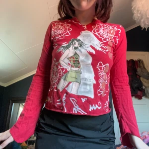 Söt manga tröja  - Röd tröja med illustrationer på blommor och tjej.