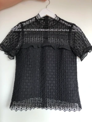 Spets blus - Säljer denna snygga spetsblus från Zara! Nyskick💕 obs säljer en svart!