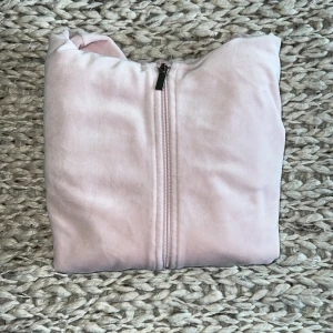 Ljusrosa kofta - Ljusrosa kofta med dragkedja i sammetstyg. Snörena till luvan saknas. Väldigt mjuk och mysig. Lite mer rosa i vekrligenheten än på bild 💗XS men passar även S. 