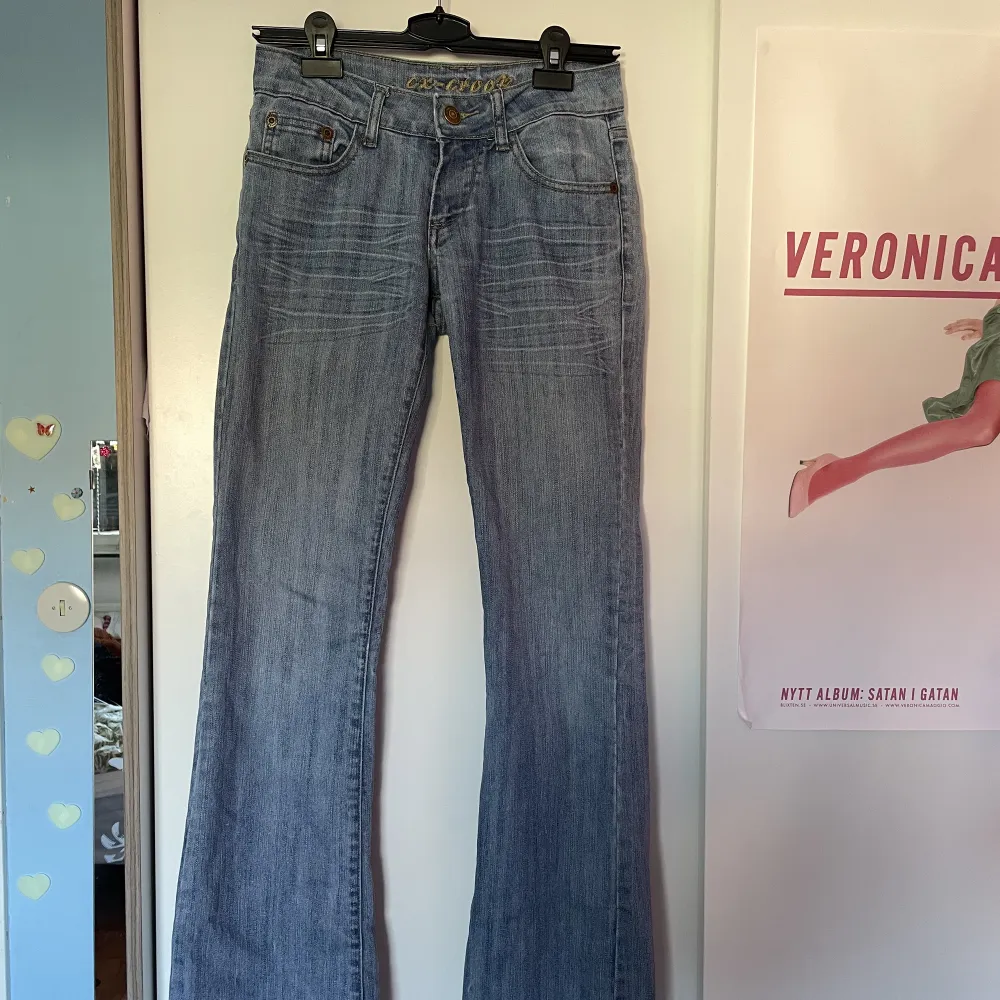 lågmidjade, utsvängda jeans strl 26, så typ xs/s. Jeans & Byxor.