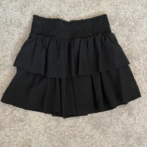 Trendig kjol  - Svart jätte fin kjol som är helt oanvänd och endast tvättad en gång. Storlek S och petit men skulle säga att den passar även om man inte är jätte kort. 