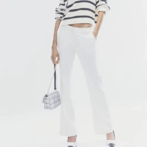 Vita byxor  - Supersnygga och sköna byxor från hm, storlek 40 men får sälja då det inte passar mig. 