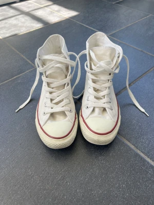 Converse - Jättefina vita Converse. Passar bra på mig som brukar ha 37/38💞