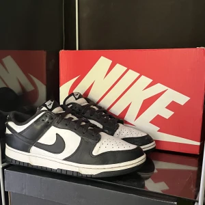Nike dunk low panda - 🐼Nike dunk low panda 🐼🔥Storlek 40,5 🔥🍀Box tillkommer 🍀☀️Perfekta till sommaren ☀️🦋Svarar gärna på frågor eller skickar fler bilder(mindre skada) 🦋📦Kan fraktas eller mötas upp i Stockholm 📦🌸Pris kan diskuteras vid snabb affär 🌸