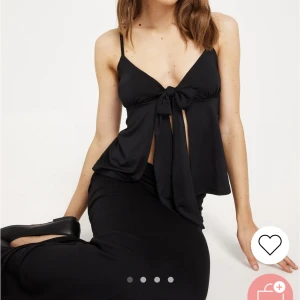 Nice tie front top - En jätte fin slutsåld tröja från Nelly i storlek S. Helt ny! Nypris 299, mitt pris 250 kr. Köparen står för frakten!