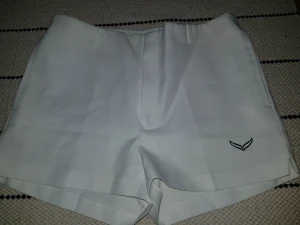 Vita shorts - Vita shorts i bra skick