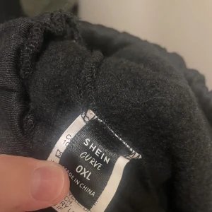 Byxor  - Säljer dessa aldrig använda byxor från shein , katt finns i hemmet köparen står för frakten 