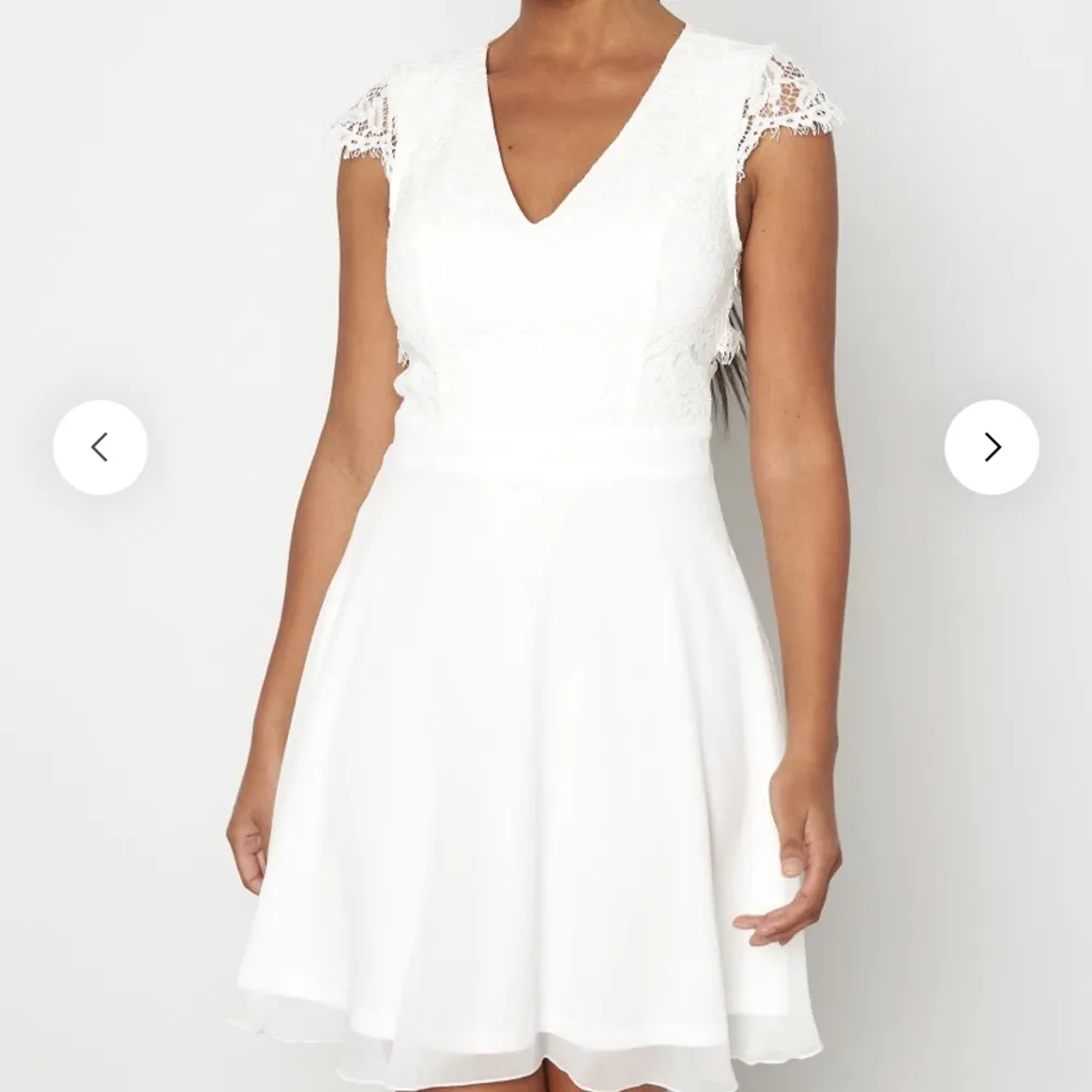 Köpte denna vita klänning till studenten och den är jättefin men hittade en som va finare storlek 42 och passar mig som är 170 med kupa d.  Köpte för 699kr . Klänningar.