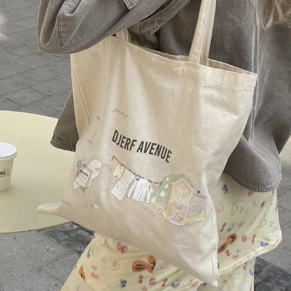 Hej! Jag söker denna tygväska från Djerf Avenue från deras pop-up i Stockholm 💗 Skriv gärna till mig om ni kan tänka er att sälja den 💗💫 Pris kan diskuteras!. Väskor.