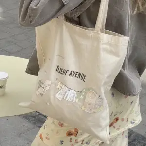 Hej! Jag söker denna tygväska från Djerf Avenue från deras pop-up i Stockholm 💗 Skriv gärna till mig om ni kan tänka er att sälja den 💗💫 Pris kan diskuteras!