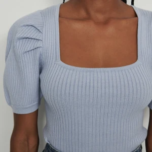 Ribbstickad topp med puffärm  - Supersöt ribbstickad topp med puffärm från NA-KD (bild lånad från NA-KD).  Stl S Som ny, endast använd 1 gång! 