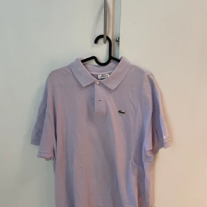 Lacoste piké  - Lacoste piké, står SEB på sidan