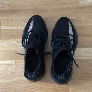Yeezy 350 - Hej säljer mina yeezy 350 oreo för att dom är för små. Skorna är i bra skick skulle säga 9,5 av 10 för dom är knappt använda. Pris kan diskuteras