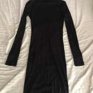 Klänning - Svart klänning som sitter tight men har stretchigt material så upplevs inte som att den sitter åt. Använd men bra skick. 