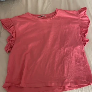 Zara  - Jättefin sommartopp den är jättebra ifall du har Stockholmsstil. Kontakta vid frågor❤️❤️