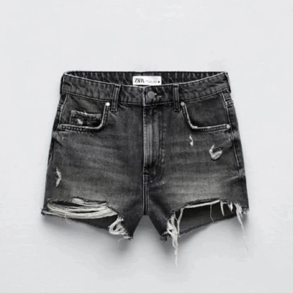 supersnygga jeansshorts från zara perfekta nu till sommaren! skriv för fler bilder eller frågor💕💕. Shorts.