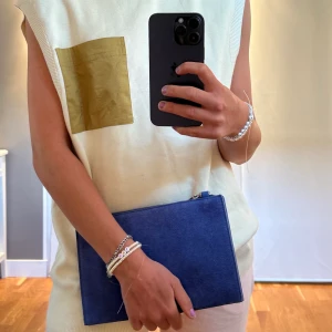 Väska - Ena sidan är mocka och andra läder. Långt band medföljer! 