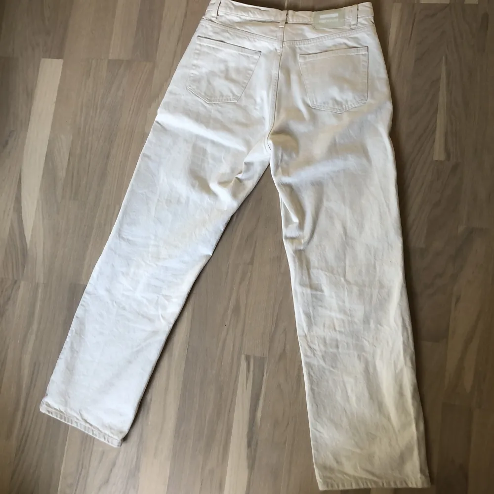 Säljer mina vita/beiga Dr Denim jeans eftersom dom har blivit för små för mig. Jag har använt dom 4 gånger och dom har ingen defekter. Hör av dig om du har nån fråga. Jeans & Byxor.