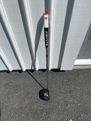 Wilson putter - Fin Wilson putter knapp använd eftersom jag hittade en annan putter som jag gillade mer nästan direkt efter jag köpte dennna puttern köpters på dormy Göteborg för 1600kr som sagt jätte fint skick den hämtas i Kullavik.