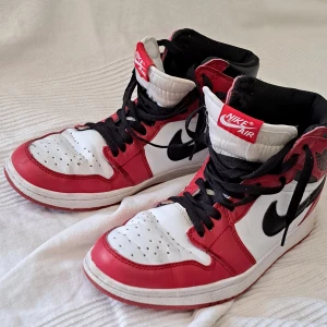Jordans stl 40 - Nike Jordans.  Köpa second hand, bra men använt skick.  Storlek 40, men har passat för mig som har 38/39.  Säljes pga att jag ej använder dem.  Köparen står för frakten. 