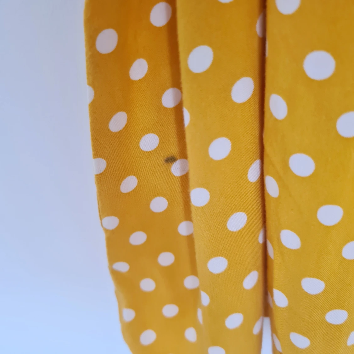 Gul prickig klänning - 91