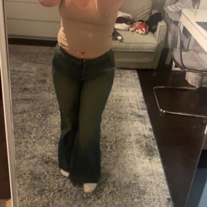 Lågmidjade jeans  - Lågmidjade mörklblåa jeans med lite äldre modell. Sitter väldigt snyggt på och är fina i längden som är bootcut. 