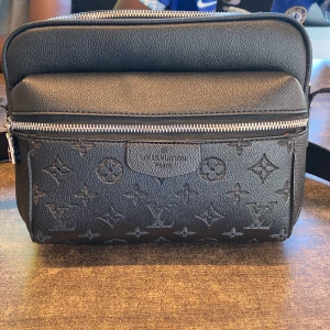 Lv väska Helt ny - Passar bra till alla outfits skön till sommaren