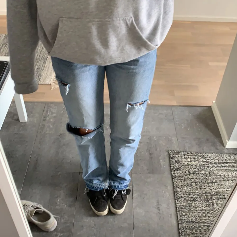 Säljer dessa jätte fina jeans som jag själv har gjort hål på!! Jätte snygga till sommarn om det är lite kallt Har inga bakfickor vilket gör så att de sitter skit snyggt! Passar för mig som brukar ha storlek 38 i jeans. Köptes för 250!!💞💞💞. Jeans & Byxor.