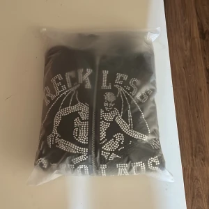 Reckless scholars zip up hoodie - Skitfet reckless scholars zip up hoodie som aldrig används eller plockats ur påsen💯 1550kr går ner lite i pris vid snabb affär🤩 strl M nyskick