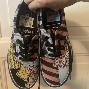 Limited addition nightmare before Christmas vans - Limited addition nightmare before Christmas vans  Pris är diskuterbart 😌 Sneakers med lite platå 37/38 i storlek jag som har en stor 38/39 sitter det tight på  