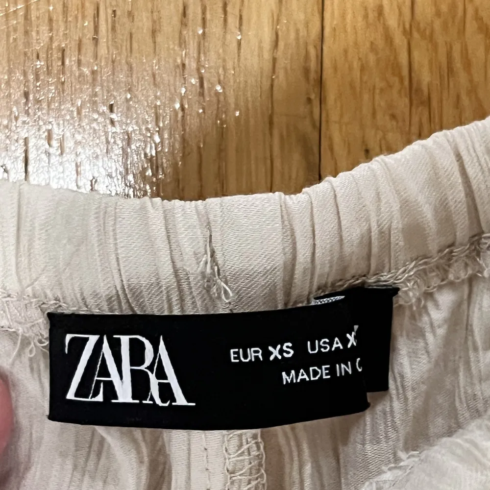 Linnebyxor från Zara, de är använda en gång. Köpta i Rom, Italien. Jeans & Byxor.