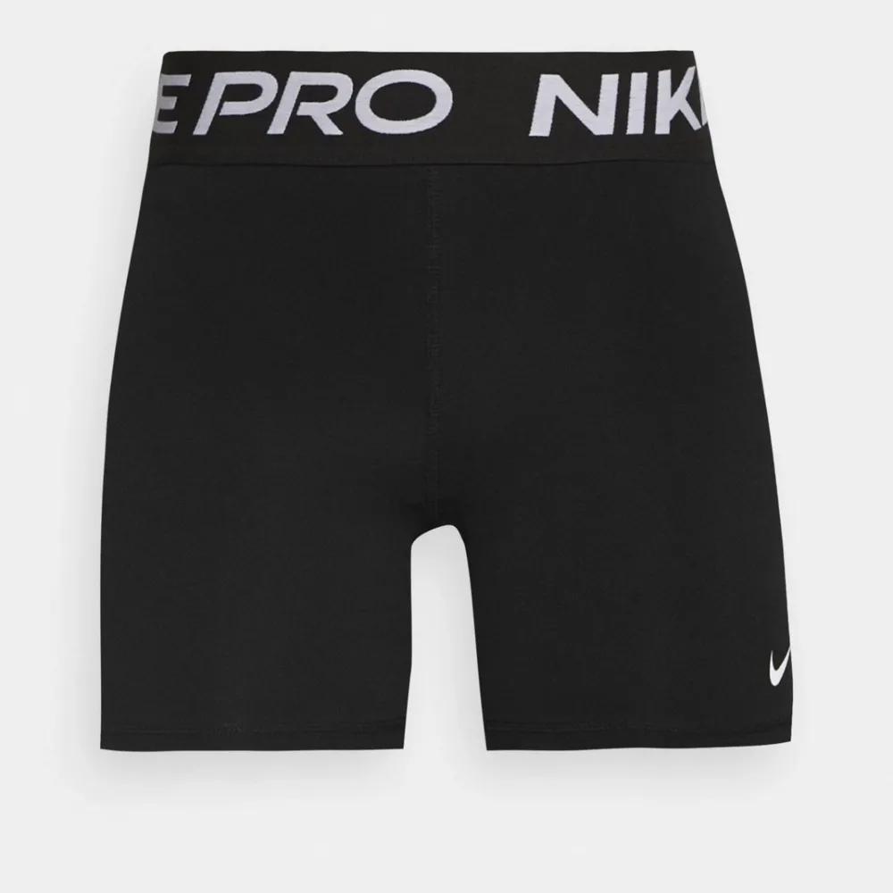 Helt oanvända Nike PRO shorts säljer för att jag inte hann lämna tillbaka de, helt oanvända!. Shorts.
