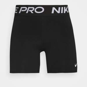 Helt oanvända Nike PRO shorts säljer för att jag inte hann lämna tillbaka de, helt oanvända!