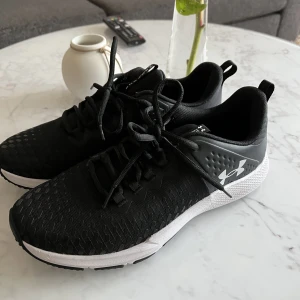 Under armour träningsskor - Endast testade och i nyskick Storlek: 43 