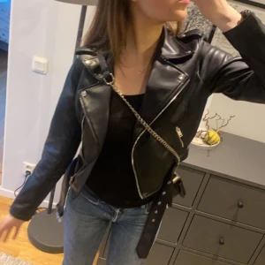 Skinnjacka - Säljer dena super fina skinnjacka som jag inte får användning av längre. Jackan är verkligen i super fint skick 