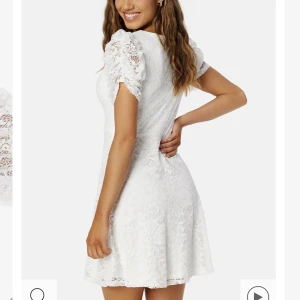 Vit studentklänning  - Säljer denna fina helt oanvända studentklänning!! Fungerar även som en skolavslutningsklänning🌸🌸🙌🏼På hemsidan heter den: Mirjam Lace Dress White 💖 Nypris: 525kr