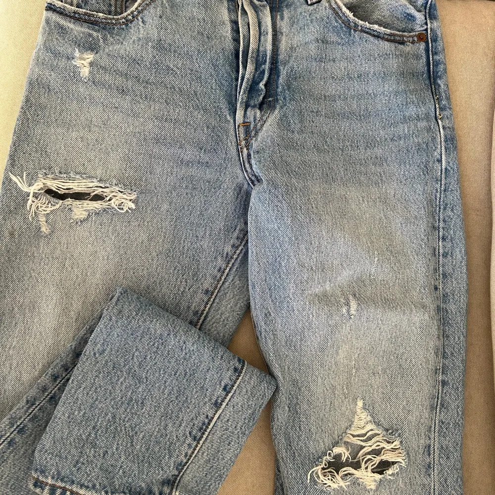 Säljer mina favorit jeans från Levis 501, dem är ripped i sin modell och är i väldigt bra skick. Strl W25 L30🫶🏾🥰 köpta för 1200kr. Jeans & Byxor.
