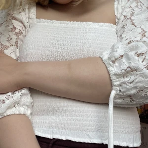 Gullig blus - Säljer denna gulliga blus🤍 aldrig använd! Köptes förra sommaren🤍 Storlek S🤍