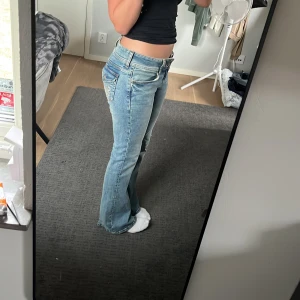 Low flare hm jeans  - Säljer dessa hm jeansen som nästan är utsålda överallt🤍 Jättefint skick o de är bara använda en gång därav jag inte tycker de är min stil🤍Ordinarie pris: 299 