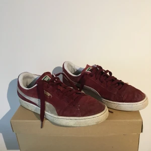 Red Suede Puma Sneakers  - Använda men utan hål och slitage