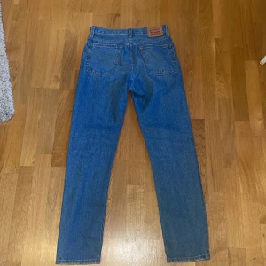 Levis jeans 501 - Ett par Levis 501 jeans i bra skick! Nypris: 1100kr.