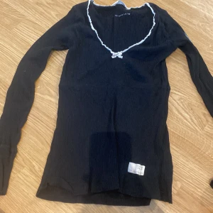 Odd Molly tröja  - Fin svart ribbad odd Molly tröja i storlek 0 vilket motsvarar XS. I bra skick. Säljer för 170kr
