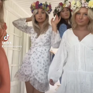 Sommar klänning - Den vita sommarklänningen med blommor på🌸 Använd endast en gång⭐️ Köpt på nakd för runt 400 kr. Storlek S Priset går alltid att diskutera Spårbar frakt på 66 kr eller frimärken för 40 kr tillkommer 🚚 