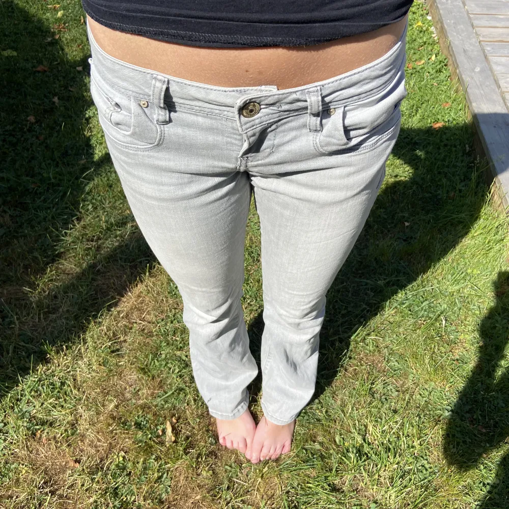Trendiga bootcut jeans från ltb i en såå du. Ljusgrå färg!💗storlek 26/32 och modellen är 164cm lång för referens!. Jeans & Byxor.