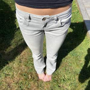 Trendiga bootcut jeans från ltb i en såå du. Ljusgrå färg!💗storlek 26/32 och modellen är 164cm lång för referens!