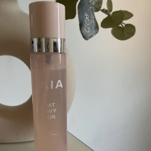 Caia Setting spray  - Säljer nu min Caia Setting spray då jag redan har flera stycken. Skulle säga att det är ca 90% kvar. Nypris 245 kr mitt pris 150 kr🌸