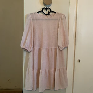 Volangklänning hm ljusrosa  - Superfin ljusrosa klänning med volanger från hm❤️ Storlek XS