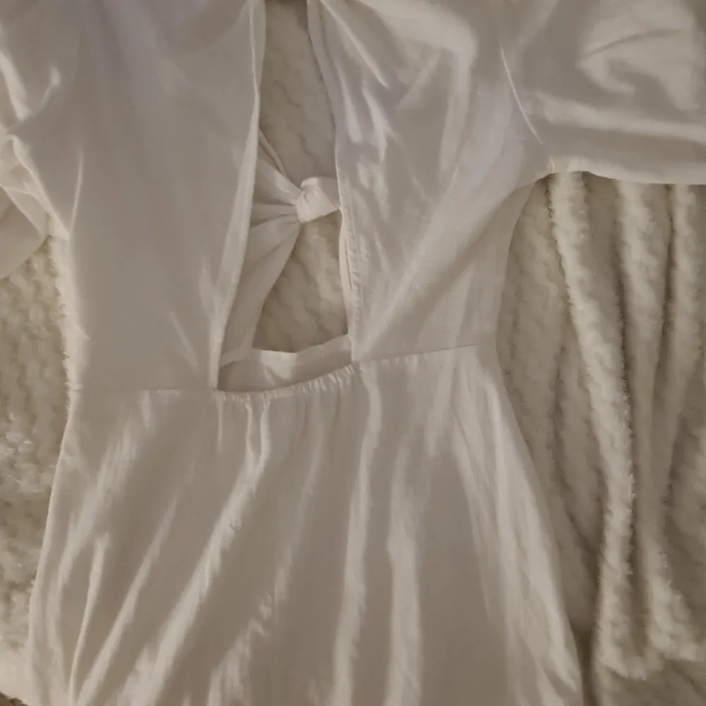 Säljer denna vita, jättefina klänningen från H&m, aldrig använd, lappen sitter fortfarande kvar. Storlek 36. Helt ny!!💓. Klänningar.