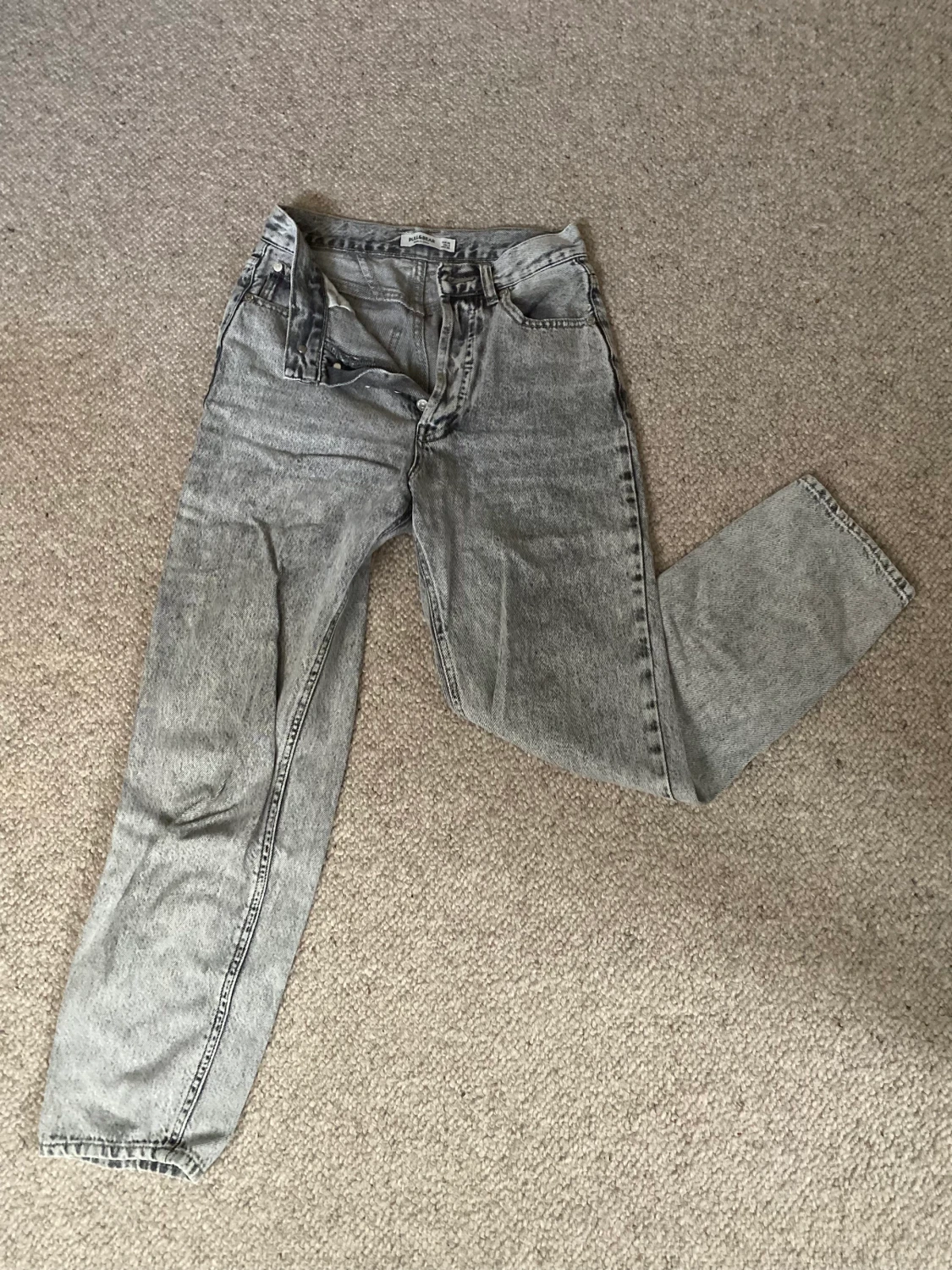 Gråa jeans