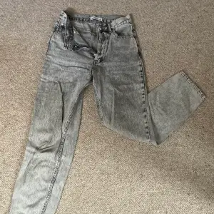 Fina gråa jeans från Pullbear som har använts ca 2 år. Ingert slitage men säljer då det inte riktigt är min stil längre💓vida i benen och i storlek 34💞skriv för fler frågor💞